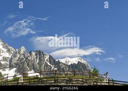 Vue en bas angle du massif du Mont Blanc depuis la station de téléphérique Pavillon (2173 m) du Skyway Monte Bianco en été, Courmayeur, Aoste, Italie Banque D'Images