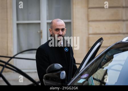 Paris, France. 06 novembre 2024. Benjamin Haddad, ministre français en charge de l'Europe, vu à la fin du conseil des ministres français, dans la cour principale de l'Elysée. Les ministres du gouvernement français se sont réunis au Palais présidentiel de l'Elysée pour un autre conseil des ministres, à Paris. Crédit : SOPA images Limited/Alamy Live News Banque D'Images