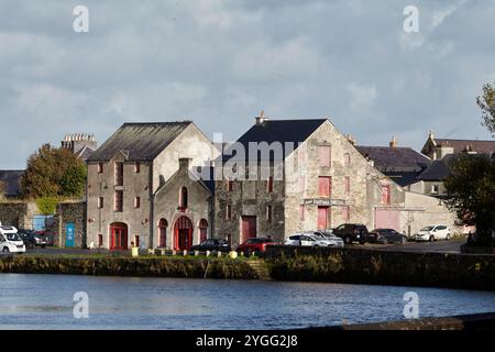 regardant le long de la rivière lennon vers les quais anciens bâtiments d'entrepôt ramelton, comté de donegal, république d'irlande Banque D'Images