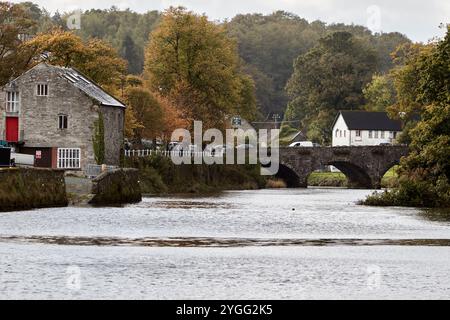 regardant le long de la rivière lennon vers le pont de ramelton ramelton, comté de donegal, république d'irlande Banque D'Images