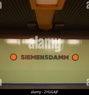 Siemensdamm. U Bahn. Berlin. Station. grün. orange. blau. schwarz. Conception. Design intérieur. Innenarchitektur. Kunst. Siemens. Banque D'Images