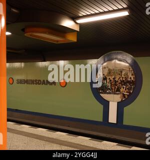 Siemensdamm. U Bahn. Berlin. Station. grün. orange. blau. schwarz. Conception. Design intérieur. Innenarchitektur. Kunst. Siemens. Banque D'Images