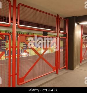 Jungfernheide. U Bahn. Berlin. Keramikfliesen. Blumenmotiv. roter Zaun. rotes Gitter. carreaux céramiques. floral. clôture rouge. grille rouge. design intérieur. . Banque D'Images