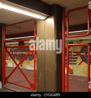 Jungfernheide. U Bahn. Berlin. Keramikfliesen. Blumenmotiv. roter Zaun. rotes Gitter. carreaux céramiques. floral. clôture rouge. grille rouge. design intérieur. . Banque D'Images