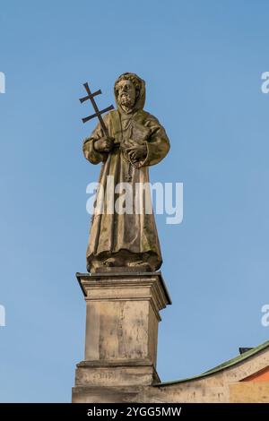 Sculptures sur la façade de l'église de la Transfiguration de notre Seigneur. Église baroque des Capucins de l'ordre de la fin du XVIIe siècle. Terre Banque D'Images