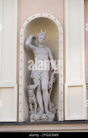 Sculptures sur la façade, protégées par un filet des oiseaux. Immeuble d'appartements 'sous la grâce de la mère de Dieu' Freta 52. Varsovie, Pologne. Détails a Banque D'Images