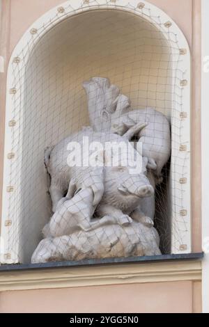 Sculptures sur la façade, protégées par un filet des oiseaux. Immeuble d'appartements 'sous la grâce de la mère de Dieu' Freta 52. Varsovie, Pologne. Détails a Banque D'Images