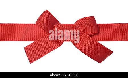 ruban d'arc en tissu texturé rouge pour noël, saint-valentin, carte cadeaux d'anniversaire ou invitation de cérémonie fond blanc isolé Banque D'Images
