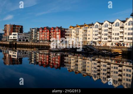 Un soleil d'automne norvégien sur l'eau plate reflet sur le port de pêche dans la petite ville de Svolaer dans les îles Lofoten en Norvège, SCA Banque D'Images