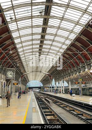 Londres, Angleterre, Royaume-Uni - 24 août 2023 : vue grand angle de la gare ferroviaire de Paddington dans le centre de Londres vide de trains Banque D'Images