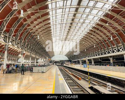 Londres, Angleterre, Royaume-Uni - 24 août 2023 : vue grand angle de la gare ferroviaire de Paddington dans le centre de Londres vide de trains Banque D'Images