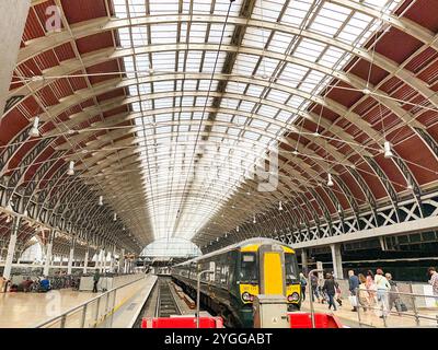 Londres, Angleterre, Royaume-Uni - 24 août 2023 : vue grand angle de la gare ferroviaire de Paddington dans le centre de Londres avec un train de banlieue sur le quai. Banque D'Images