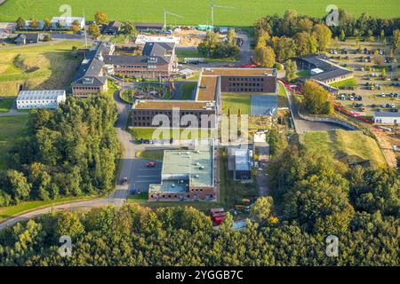 Luftbild, Kaserne Paulsberg Militärstützpunkt, nationales Lagezentrum und Führungszentrum für Sicherheit im Luftraum, Flaggen im Innenhof, Uedemerfeld, Uedem, Niederrhein, Nordrhein-Westfalen, Deutschland ACHTUNGxMINDESTHONORARx60xEURO *** vue aérienne, caserne de Paulsberg base militaire, Centre national de situation et de commandement pour la sécurité de l'espace aérien, drapeaux dans la cour, Uedemerfeld, Uedem, Bas-Rhin, Rhénanie du Nord-Westphalie, Allemagne ATTENTIONxMINDESTHONORARx60xEURO Banque D'Images