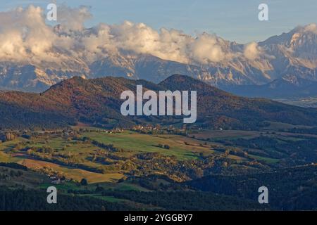 Vue panoramique spectaculaire sur la campagne et les montagnes de Trieves Banque D'Images