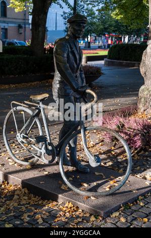 Une statue en bronze du héros de la résistance norvégienne Gunnar Sønsteby à côté de son vélo face à une partie de l'université d'Oslo sur la porte Karl Johns dans le centre-ville Banque D'Images