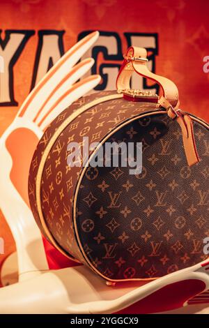 Cannes, France - 5 novembre 2024 : une valise ronde Louis Vuitton dans une vitrine de Cannes Banque D'Images