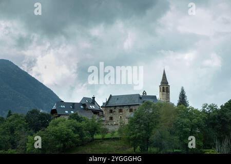 Belle vue sur la ville d'Unha depuis la vieille route. Une petite ville au pied des Pyrénées près de Baqueira. Le jour est nuageux et gris esprit Banque D'Images