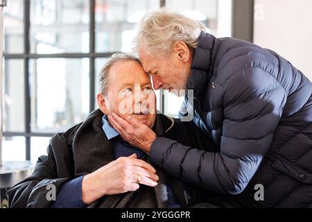 Munich, Allemagne. 07 novembre 2024. Ottfried Fischer (à gauche), acteur et artiste de cabaret, est accueilli par Paul Breitner, ancien footballeur professionnel, lors de sa fête de 71e anniversaire sur le chantier de la brasserie Münchner Kindl. Crédit : Matthias Balk/dpa/Alamy Live News Banque D'Images