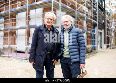 Munich, Allemagne. 07 novembre 2024. Christisan Ude (à gauche), ancien maire de Munich, et Paul Breitner, ancien footballeur professionnel, assistent à la célébration du 71e anniversaire de l'acteur et artiste de cabaret Fischer sur le chantier de la brasserie Münchner Kindl. Crédit : Matthias Balk/dpa/Alamy Live News Banque D'Images