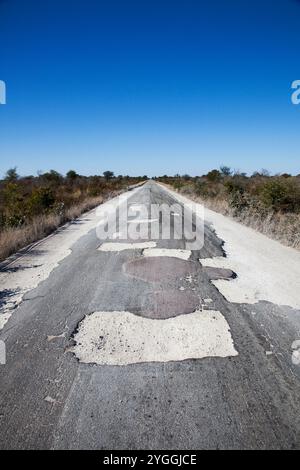 Nids de poule sur route, Botswana Banque D'Images