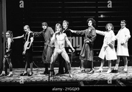 de gauche à droite : Dee Robillard (Columbia), Claire Lewis (Magenta), Brett Forrest (Riff Raff), Gary Martin (Rocky), Nicholas Courtney (narrateur), Daniel Abineri (Frank-n-Furter), Amanda Redman (Janet), Terence Hillyer (Brad) dans LE SPECTACLE ROCKY HORROR au Haymarket Theatre, Leicester, Angleterre 08/08/1979 livre, musique et paroles de Richard O'Brien décor : Brian Thomson costumes : Sue Blane réalisateur : Julian Hope Banque D'Images