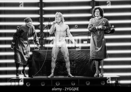 de gauche à droite : Brett Forrest (Riff Raff), Gary Martin (Rocky), Daniel Abineri (Frank-n-Furter) dans LE SPECTACLE ROCKY HORROR au Haymarket Theatre, Leicester, Angleterre 08/08/1979 livre, musique et paroles de Richard O'Brien décor : Brian Thomson costumes : Sue Blane réalisateur : Julian Hope Banque D'Images