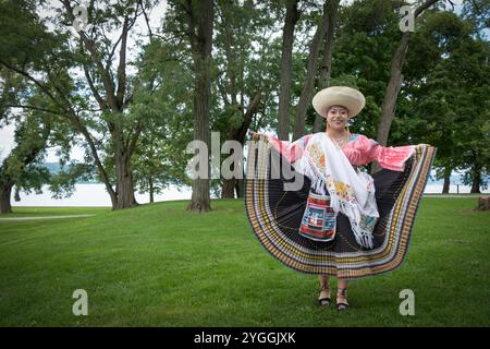 Portrait d'une danseuse attirante au Festival du patrimoine équatorien à Croton point Park à Croton-on Hudson à Westchester, New York. Banque D'Images