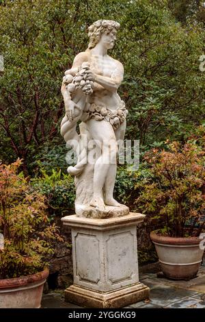 Statue dans les jardins du château de Glenveagh, parc national de Glenveagh, comté de Donegal, République d'Irlande Banque D'Images