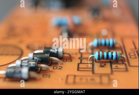 Carte électronique à diodes et résistances. Foyer sélectionné. Banque D'Images