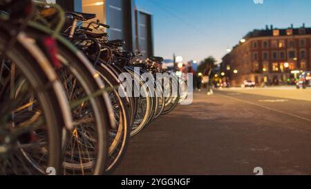 Parking vélo sous le centre commercial au Danemark. Plan vertical de vélos verrouillés à Copenhague. Banque D'Images