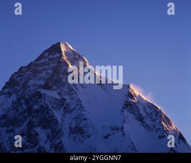 K2, la deuxième plus haute montagne du monde. K2 se trouve à 8 611 mètres (28 251 pieds) au-dessus du niveau de la mer et est situé dans le nord du Pakistan. Banque D'Images