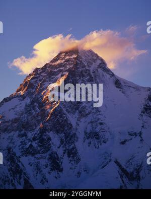 K2, la deuxième plus haute montagne du monde. K2 se trouve à 8 611 mètres (28 251 pieds) au-dessus du niveau de la mer et est situé dans le nord du Pakistan. Banque D'Images