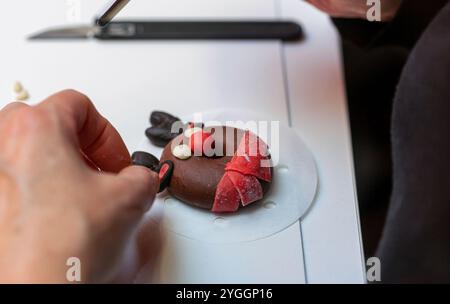 Préparation de pâte à pain pour la cuisson de petits pains cuits à la vapeur. Création de renne Rudolph. Banque D'Images