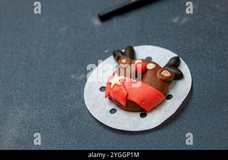 Préparation de pâte à pain pour la cuisson de petits pains cuits à la vapeur. Création de renne Rudolph. Banque D'Images