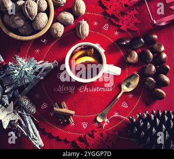 Tasse de thé au citron et à la cannelle sur la table de Noël. Vue de dessus. Banque D'Images
