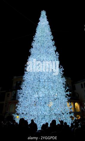 Sapin de Noël allumé en bleu. Lumières de Salerne. Banque D'Images