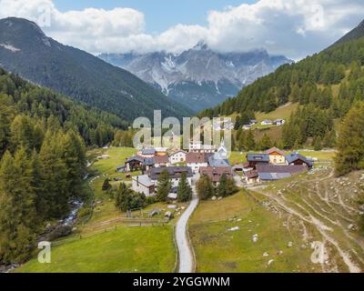 Village alpin isolé de S-Charl, commune de Scuol dans le canton de Graubünden, basse-Engadine, Suisse Banque D'Images