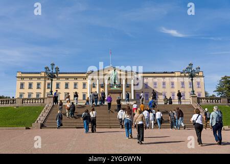 Foules de visiteurs en direction du Palais Royal d'Oslo, Norvège Banque D'Images