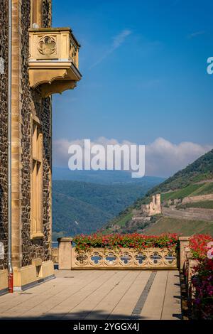 Château de Klopp près de Bingen am Rhein, entouré de vignobles, château perché à l'architecture néo-gothique historique bien préservée, classé au patrimoine mondial de l'UNESCO Banque D'Images