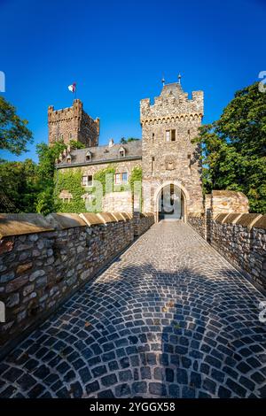 Château de Klopp près de Bingen am Rhein, château perché sur une colline avec une architecture néo-gothique historique bien conservée, classé au patrimoine mondial de l'UNESCO dans la vallée du Haut-Rhin moyen Banque D'Images