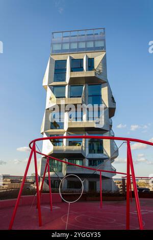 Konditaget Luders, Park and Play Rooftop aire de jeux avec salle de sport extérieure sur un parking au-dessus du paysage portuaire de Copenhague, Nordhavn, Danemark Banque D'Images