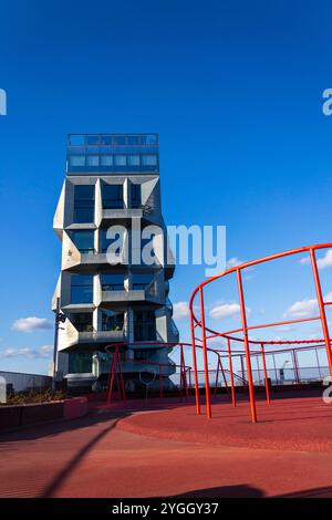 Konditaget Luders, Park and Play Rooftop aire de jeux avec salle de sport extérieure sur un parking au-dessus du paysage portuaire de Copenhague, Nordhavn, Danemark Banque D'Images