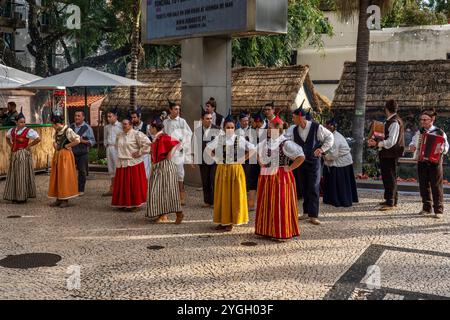 Funchal, un groupe de danse folklorique chante et danse à Avenida Arriaga devant le Golden Gate Café Banque D'Images