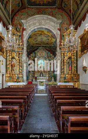 Funchal, sur le bord de la vieille ville se dresse l'Igreja de Santa Maria Maior. L'église est simple à l'extérieur et a de magnifiques autels sur l'ins Banque D'Images