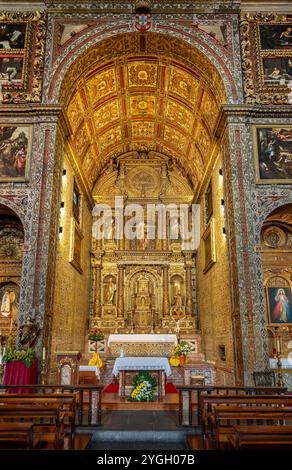 Funchal, l'Igreja de São João Evangelista do Colégio sur la Praça do Município, est l'église jésuite de l'école jésuite locale. Son saint patron est préparé Banque D'Images