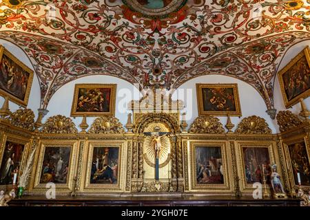 Funchal, l'Igreja de São João Evangelista do Colégio sur la Praça do Município, est l'église jésuite de l'école jésuite locale. Son saint patron est préparé Banque D'Images