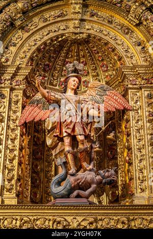 Funchal, l'Igreja de São João Evangelista do Colégio sur la Praça do Município, est l'église jésuite de l'école jésuite locale. Son saint patron est préparé Banque D'Images