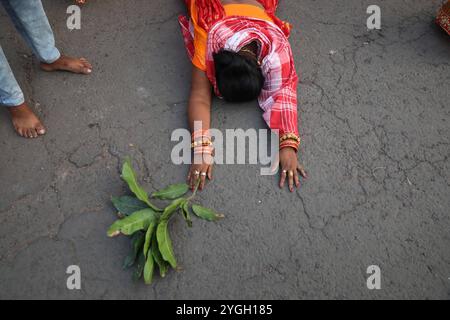 Festival de Chhath à Kolkata, Inde une indienne hindoue exécute des rituels pendant le festival de Chhat à Kolkata, Inde, le 7 novembre 2024. Chhath Festival est une célébration hindoue vénérée dédiée au Dieu Soleil, marquée par le jeûne, les rituels et les prières pour la santé et la prospérité. Célébré avec dévotion le long des rives et des plans d'eau, il dispose d'une belle exposition d'offrandes et de culte du soir au coucher du soleil. Kolkata India Copyright : xMatrixxImagesx/xRupakxDexChowdhurix Banque D'Images