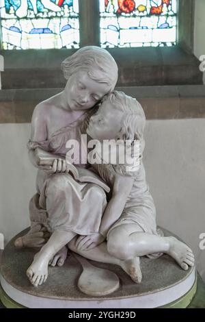 Angleterre, Kent, Chilham Village, église St Mary, sculpture of the Hardy Childy Children, les garçons Arthur 6 et John Edmund 4 sont morts en 1858 et la sculpture Banque D'Images