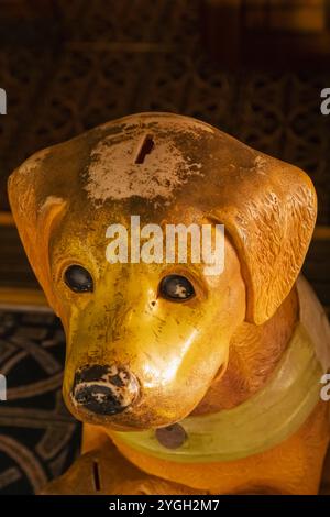 Angleterre, Kent, Whitstable, The Peter Cushing Wetherspoon Pub, Vintage RSPCA Charity Box sous la forme d'un chien Banque D'Images